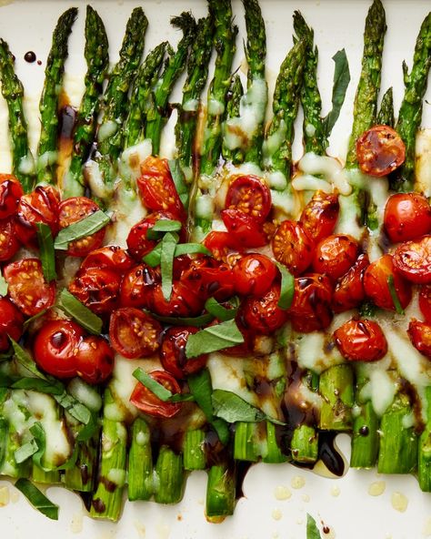 Caprese Asparagus, Asparagus On The Grill, How To Grill Asparagus, Grill Asparagus, Asparagus Grilled, Side Dishes For Ribs, Summer Side Dishes Recipes, Greek Chickpea Salad, Easy Summer Side Dishes