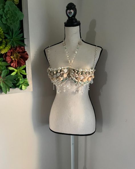 Sea Shell Outfit, Seashell Clothing, Shell Outfit, Mermaid Shell Top, Beaded Clothes, Beads Clothes, Statement Tops, Diy Bra, Crop Top Jacket