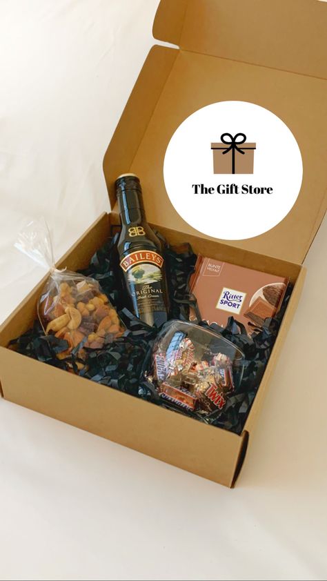 Christmas Gift Baskets Diy, Christmas Gift Hampers, Candy Bouquet Diy, Corporate Christmas Gifts, Gift Subscription Boxes, Wine Gift Boxes, Diy Gift Baskets, Baking Gifts, Custom Gift Boxes