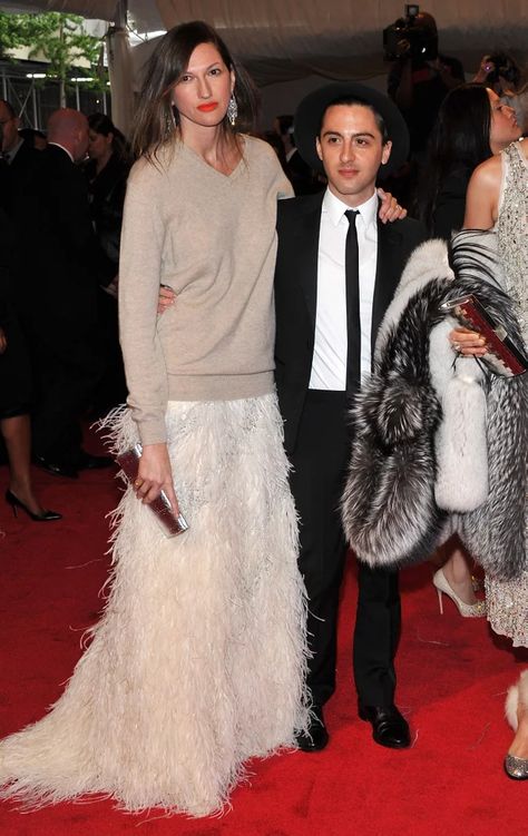 Jenna Lyons at Met Gala, 2011 Jenna Lyons Style, Gala Gowns, Jenna Lyons, Diva Dress, Feather Skirt, Anna Dello Russo, Lauren Bacall, Street Snap, Woman Style