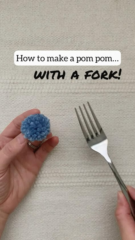 2 important tips: 1) the knot tied around your strands needs to be tight! 2) don’t be afraid to trim! The more you trim, the more circular your pom pom will look. 👌 Wool Pom Pom Diy, Diy With Pom Poms Craft Ideas, What To Make Out Of Yarn, Things To Make Out Of Yarn Diy Easy, How To Crochet A Pom Pom, Wool Pom Pom Crafts, Easy Diy Yarn Crafts, Things To Do With Wool, Things To Make With Yarn Diy Projects