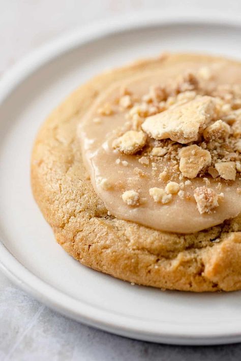 This list is a roundup of the best Crumbl Cookies for Breakfast Lovers! Whether you dig cereal, pancakes, waffles, doughnuts, or even bagels for breakfast, Crumbl has a cookie for you! Check out this list of breakfast-themed favorites like Crumbl's Cinnamon Roll Cookie, Maple Bacon Cookie, Buttermilk Pancake Cookie, and so many more! Maple Bacon Cookie, Maple Bacon Cookies, Pancake Cookie, Cereal Pancakes, Crumbl Copycat, Bacon Cookies, Cookies For Breakfast, Buttermilk Pancake, Buttermilk Waffles