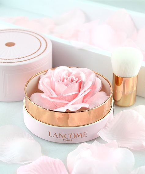 Lancôme La Rôse Blush Poudrer Beautiful Makeup Products, Cute Makeup Products, Laduree Makeup, Trucco Smokey Eye, Romantic Lifestyle, Younique Mascara, Fall Makeup Looks, Best Eyeshadow, Lancome Makeup