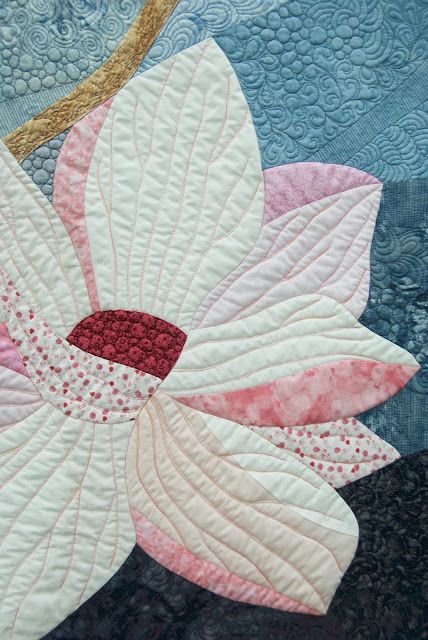 Patchwork Upcycling, Quilting Flowers, Quilting Applique, Quilted Table Runners Patterns, Spring Quilts, Flower Quilts, Art Quilting, Landscape Quilts, Pretty Quilt