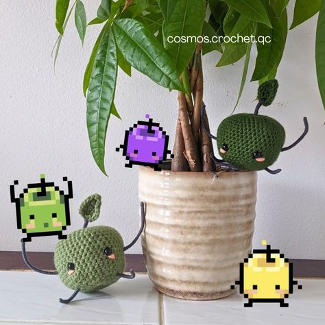 Amigurumay day 12 fan art ! Ok I know that today isn't day 12 BUT I forgot to post Sunday and I already had my picture ready so here we go! The only fan art under copyright law that I'm selling in my shop comes from Stardew Valley! Why? It's because I've asked and got permission to sell my patterns related to the game.🙌 I take copyright law very seriously and even if I'm tempted to design some very well known characters, I prefer to stick to my design or designs that aren't under copyrig... Junimo Crochet, Stardew Valley Cute, Stardew Valley Crochet, Stardew Valley Junimo, Florist Tools, Cute Amigurumi, Geek Crafts, Short Pattern, Crochet Plant