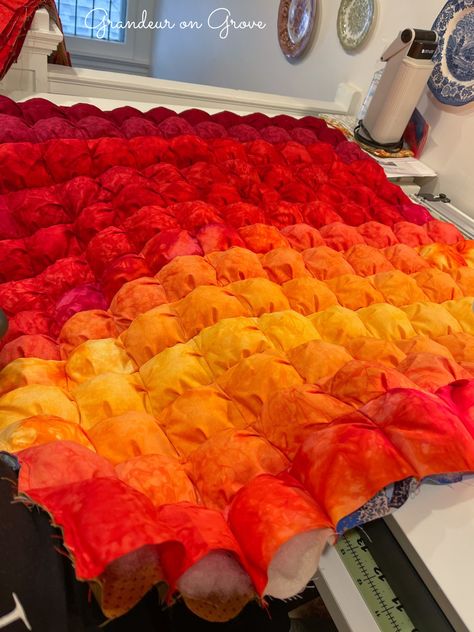 Rainbow Puff Quilt, Bubble Blanket Diy Puffy Quilt, Puff Quilts For Beginners, Puff Quilt Diy, Biscuit Quilt Tutorial, Puffy Quilts, Puff Quilt Pattern, Quilt Texture, Puff Quilts