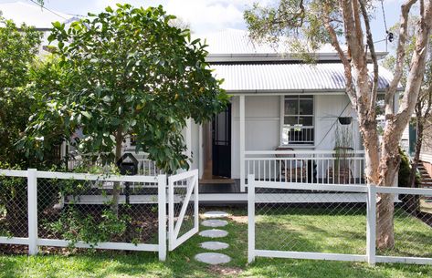 Small Queenslander Cottage, Queenslander Fence Ideas, Fencing Ideas Australia, Cottage Queenslander, Front Fence Ideas Australia, Queensland Cottage, Queenslander Cottage, Timber Cottage, Cottage Fence