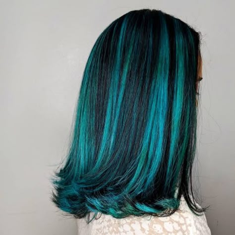 Teal Hair Streaks, Hair Color On Dark Skin, Teal Hair Color Ideas, Teal Hair Highlights, Dark Teal Hair, Teal Hair Color, Hair Colour Inspo, Peekaboo Hair, Turquoise Hair