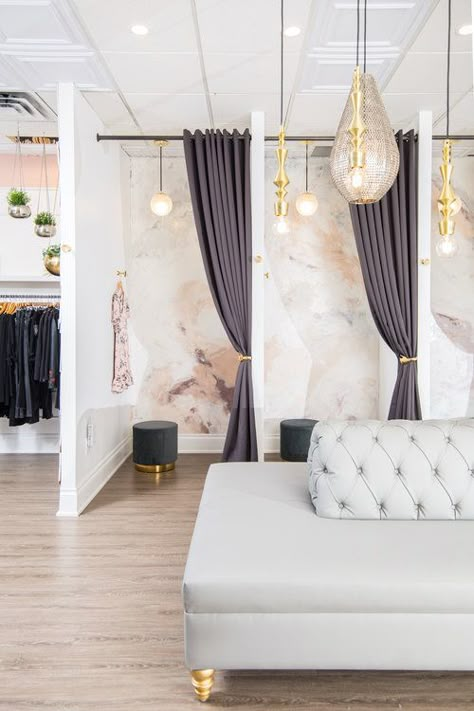 Store Dressing Room Design, Dressing Rooms Boutique, Dressing Room Design Retail, Botique Interiors Ideas Luxury, Boutique Sitting Area Ideas, Small Dress Shop Interior Design, Womens Retail Store Design, Fashion Show Room Interior Design, Cute Botique Interiors