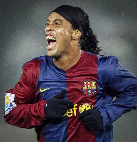 Veja dribles e lances inéditos do maior driblador que esse mundo já viu no futebol: Ronaldinho Ronaldinho Icon, Barcelona Fc, Best Player, Lionel Messi, Cristiano Ronaldo, Neymar, Fifa, Ronaldo, Portal