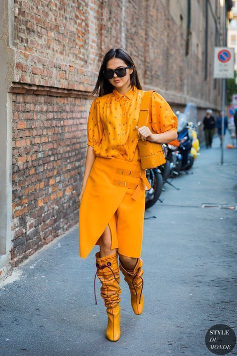 Milan SS 2018 Street Style: Doina Ciobanu Fashion Photography Ideas, 2018 Street Style, Monochromatic Fashion, Giovanna Battaglia, Yellow Boots, Anna Dello Russo, Moda Chic, Monochrome Fashion, Yellow Outfit