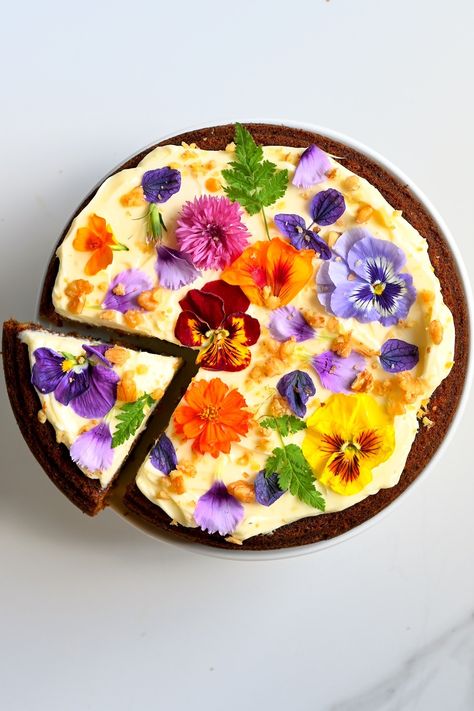 Classic Carrot Cake Recipe, Carrot And Walnut Cake, Classic Carrot Cake, Recipe With Cream Cheese, Edible Flowers Cake, Homemade Tofu, Carrot Cake With Cream Cheese, Moist Carrot Cakes, Easy Carrot Cake