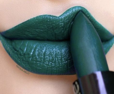 Drac Makens, Makeup Job, Makeup Jobs, Nice Makeup, Blue Lips, I Love Green, Vert Turquoise, Bridal Dress Design, Lipstick Makeup