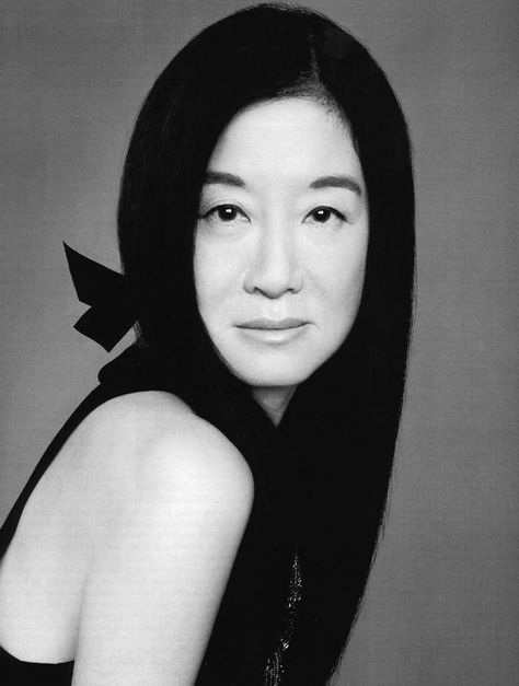 Vera Wang is an American fashion designer based in New York City. Vera Ellen Wang was born and raised in New York City, and is of Chinese descent. Beginning in 1970, Wang was a senior fashion editor for Vogue but left Vogue after being turned down for the editor-in-chief position currently filled by Anna Wintour and joined Ralph Lauren as a design director. After that, she was awarded for many of the prizes in the fashion industry. Best Fashion Designers, Chelsea Clinton, Fashion Designers Famous, Elsa Peretti, American Fashion Designers, Claudia Schiffer, Top Design Fashion, Famous Fashion, Famous Designers