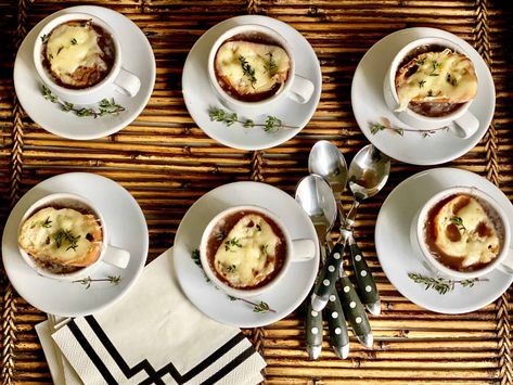 French Onion Soups, French Appetizers, Cocktail Hour Food, Soup Appetizers, Small Appetizers, Holiday Appetizers, Hot Soup, French Onion Soup, Easy Soups