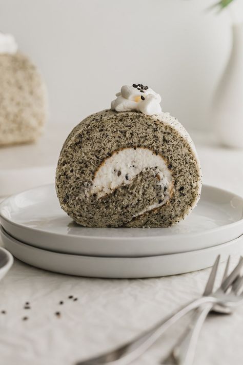 Black Sesame Dessert, Black Sesame Powder, Asian Inspired Desserts, Swiss Roll Cakes, Swiss Roll Cake, Souffle Recipes, Warm Cake, Swiss Roll, Roll Cake