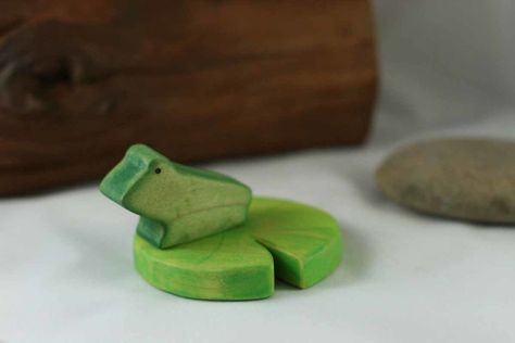 Frog And Lily Pad, Wooden Frog, Waldorf Curriculum, Frog Toy, Waldorf Inspired Toys, Wood Projects For Kids, Wooden Carving, Ceramic Art Sculpture, Nature Table