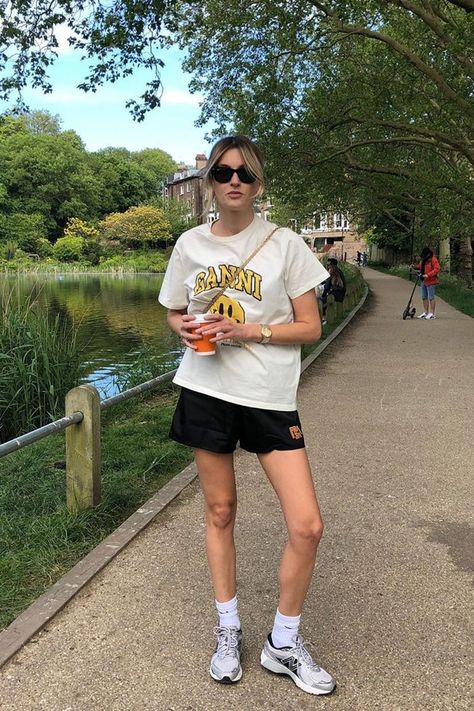 The Summer Outfits That Are Perfect for Your Afternoon Walk Walking Outfits, 가을 패션, Mode Vintage, Looks Style, Mode Inspiration, Looks Vintage, Spring Summer Outfits, Outfits Casuales, Look Cool