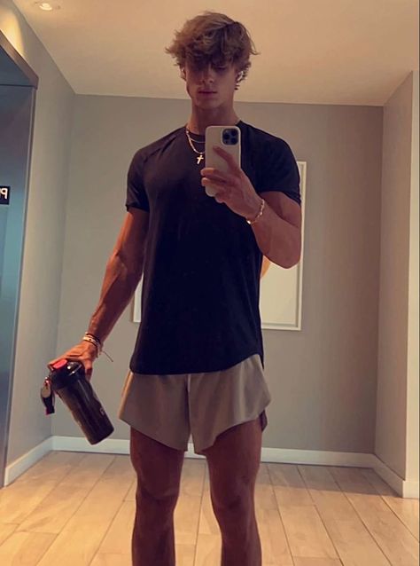 Bryce Bruce, Gibsie And Claire, Tiktok Men, Bryce Buse, Boys Celebrity, Surfer Boys, Tik Tok Boys, Guy Pics, Cute Guy Pics