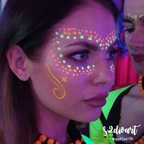 Glow Party Body Art, Neon Face Painting Ideas, Glow Face Paint Ideas Neon Party, Glow Party Face Paint Ideas, Neon Rave Makeup, Uv Face Paint Ideas Simple, Glow Face Paint Ideas, Neon Party Makeup Ideas, Neon Body Painting