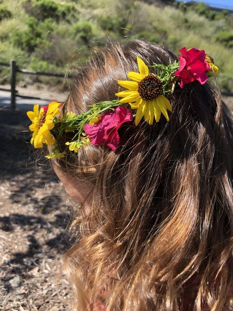 flower crown DIY summer solstice craft Summer Solstice Crafts, Make Your Own Flower Crown, Solstice Crafts, Make A Flower Crown, Paper Flower Crown, Crown Diy, Wedding Flower Jewelry, Diy Flower Crown, Flower Headdress