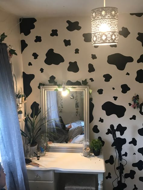 Cow Print Wall Bedroom, Cow Print Themed Room, Cowprint Walls, Cow Print Room, Cow Print Wallpaper, Bathroom Decor Themes, Beauty Room Decor, Cute Bedroom Ideas