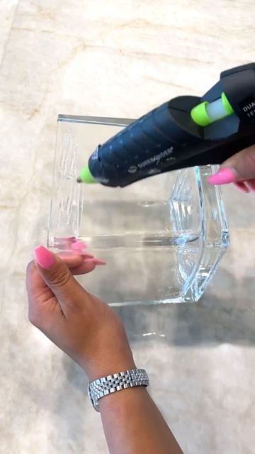 Hot Glue On Glass Bottle, Spray Paint Vases, Hot Glue Art, Glue Art, Glue Painting, Instagram Diy, Painted Vases, Vase Design, Glue Gun