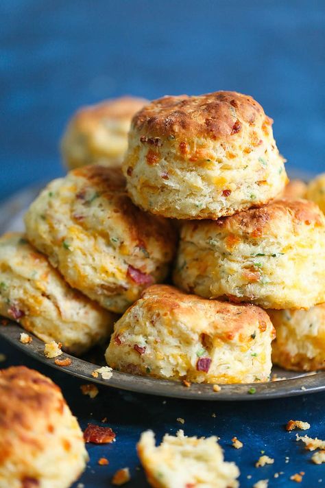 Savory Biscuits Recipe, Cheddar Chive Biscuits, Savory Biscuits, Chive Biscuits, Canh Chua, Extra Sharp Cheddar, Savoury Biscuits, Bacon Appetizers, Cheddar Biscuits