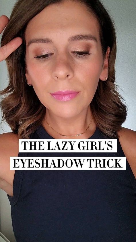 Kate | Easy Makeup Tips on Instagram: “The Lazy Girl's Eyeshadow Technique! It doesn't get any easier than this! 2 colors, 1 brush and a few minutes are all you need!! Comment…” 1 Minute Makeup, 2 Eyeshadow Color Looks, 2 Color Eyeshadow, Over 40s Makeup, Eye Makeup After 40, One Eyeshadow Look Simple, One Color Eyeshadow Look Simple, Easy Beginner Eyeshadow Looks, Subtle Eyeshadow Looks