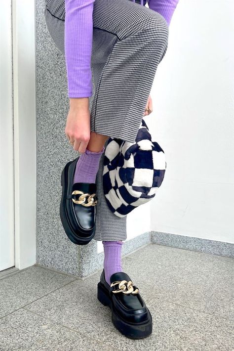 Girl with blond hair wearing a purple cardigan, check board print hat, check print pants, pouch bag, purple socks and chunky loafers. Colorful Loafers For Women, Loafers With Colored Socks, Colourful Socks Outfits, Colorful Socks Outfit Women, Pink Socks Outfit, Socks Aesthetic Outfit, Purple Shoes Outfit, Colorful Socks Outfit, Platform Loafers Outfit