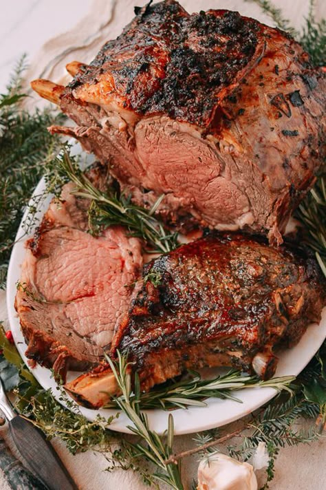 A Prime Rib Roast is almost always our choice for a crowd-pleasing Christmas dinner. Turkey is for Thanksgiving, and we’ve never been a big ham family, so prime rib has been our default choice for years. This year, we’d like to bring you into our home finally to show you how to make the perfect … Perfect Prime Rib, Rib Roast Recipe, Prime Rib Recipe, Lovers Lane, Prime Rib Roast, Rib Roast, Christmas Food Dinner, Prime Rib, Rib Recipes