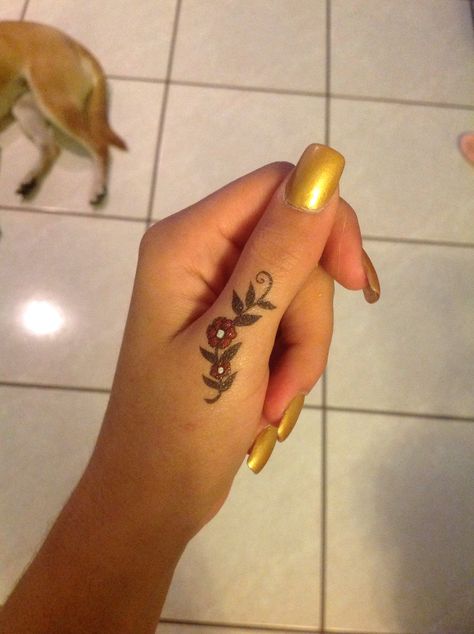 Flower thumb Tattoo Sunflower Thumb Tattoo, Thumb Flower Tattoo, Thumb Tattoo Ideas, Flower Thumb Tattoo, Thumb Tattoos For Women, Thumbprint Tattoo, Thumb Tattoo, Writer Tattoo, Fingerprint Tattoos