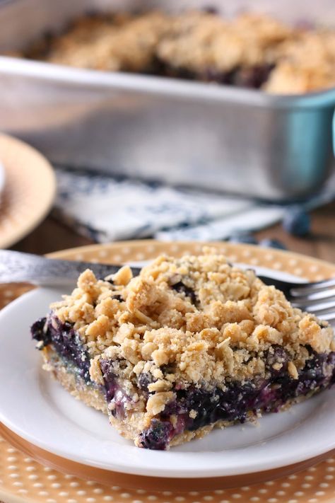 25 Buzz-Worthy Blueberry Desserts to Bake Easy Blueberry Crisp, Desserts Blueberry, Blueberries Fruit, Crisp Recipes, Blueberry Delight, Breaking Fast, Blueberry Filling, Dessert Squares, Bar Desserts