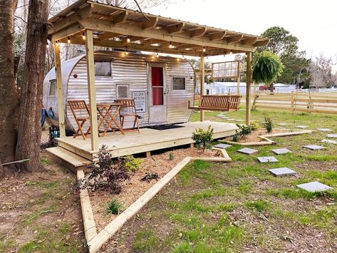 Deck Ideas For Campers, Boho Glamping, Porch For Camper, Dairy Art, Unique Stays, Carport Plans, Vintage Homes, Vintage Camper Remodel, Camping Inspiration