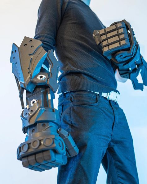 Hand Armor Design, Sci Fi Gauntlets, Gauntlet Character Design, Gauntlets Concept Art, Prosthetic Arm, Power Glove, Armadura Cosplay, Big Brain, Cosplay Armor