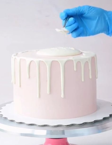 This time we share some cooking instructions for the perfect glaze drips. Ingredients. For glaze drips: white chocolate 90 g, cream 33% 40 g, titanium dioxide 1 tsp. White Chocolate Drip Recipe, White Chocolate Drip Cake, White Drip Cake, White Chocolate Drip, White Chocolate Glaze, Gluten Free Marshmallows, Stunning Cakes, Glaze For Cake, White Chocolate Candy