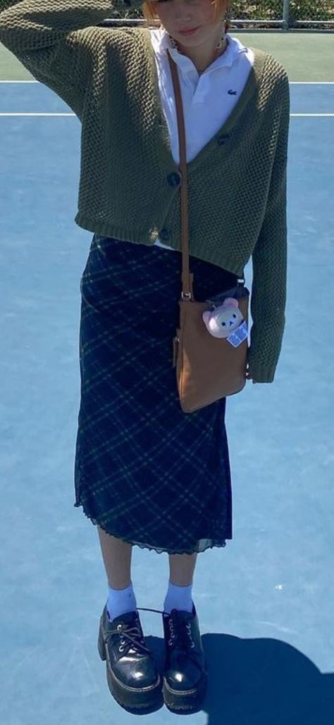 Blue Plaid Skirt Outfit Aesthetic, Plaid Skirt Outfit Grunge, Long Skirt Outfit Aesthetic, Blue Plaid Skirt Outfit, Plaid Skirt Outfit Aesthetic, White Long Skirt Outfit, Long Skirt Outfits Aesthetic, Skirt Outfit Aesthetic, Aesthetic Skirt