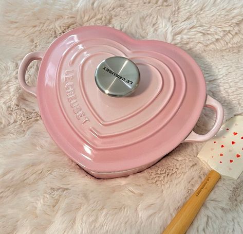 Le Creuset Pink, Pink Kitchen Utensils, Pink Utensils, Pink Kitchen Decor, Moving Apartment, Cute House, Pink Kitchen, Cute Kitchen, Dream Apartment