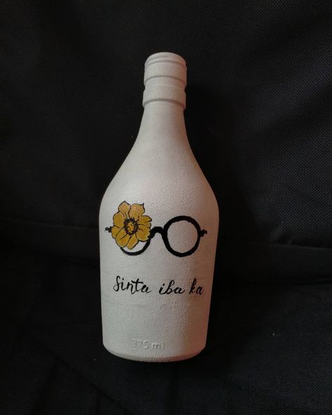 Bottle Painting With Quotes, Bottle Paint, Painted Glass Bottles, Painted Bottles, Hand Painted Bottles, Bff Gifts Diy, Bottle Craft, Diy Bottle Crafts, Glass Bottle Crafts