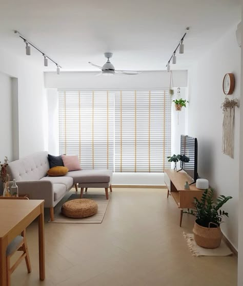 Japanese Inspired Living Room Apartment, Small Apartment Japanese Style, Japanese Scandinavian Living Room, Muji Apartment Small Spaces, Tiny Living Room Ideas Minimalist, Minimalist Living Room Small Tiny Homes, Japandi Tiny Apartment, Muji Living Room Small Spaces, Japandi Interiors Small Space