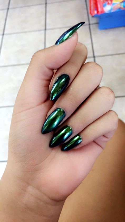 Dark Green Chrome Acrylic Nails, Pastel Crome Nails, Black Green Chrome Nails, Black Nails With Green Chrome, Green Mettalic Nails, Chrome Emerald Green Nails, Black And Green Chrome Nails, Forest Green Chrome Nails, Green Evil Eye Nails