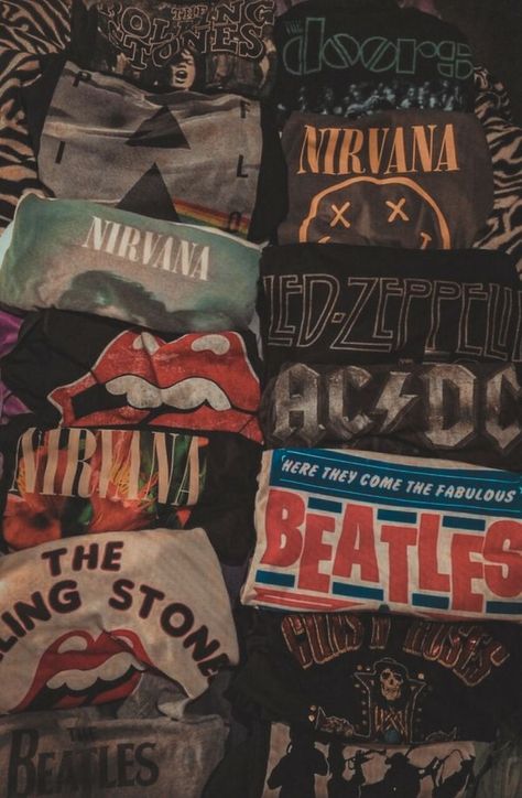 Rock Band Graphic Tees, Vintage Tshirts Band Tees, Styling Band Tees, Acdc Merch, Rock Tshirts, Rock Band T Shirts, Mode Rockabilly, Band Clothes, Vintage Rock Tees