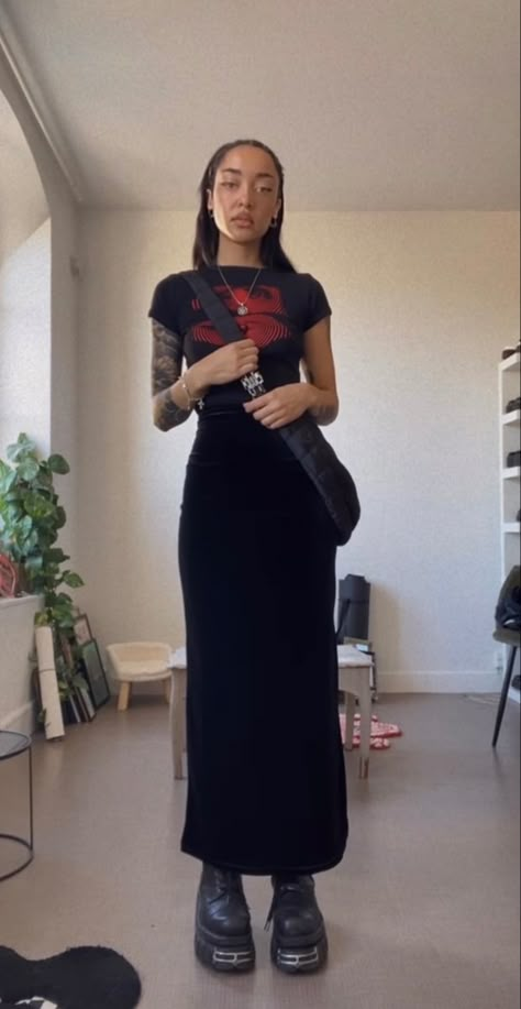 Black Crop Top And Skirt Outfit, Black Top With Skirt Outfit, Long Skirt Rock Outfit, Crop Top Black Outfit, Style Long Black Skirt Outfit Ideas, Black Skirt Fits Summer, Long Black Fitted Skirt Outfits, Fitted Long Skirt Outfits, Crop Top And Long Skirt Outfit