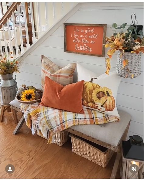 Fall Bench Decor Indoor, Fall Bench Decor, Aesthetic Halloween Pfp, Wallpaper Backgrounds Halloween, Wallpaper Aesthetic Halloween, Entry Decoration, Aesthetic Halloween Wallpaper, Halloween Wallpaper Aesthetic, Halloween Home Decorations