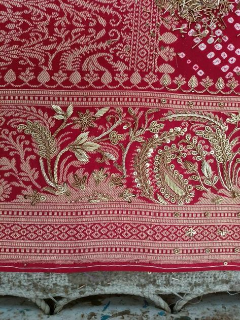 Bandhani Embroidery Design, Highlight Embroidery Work, Aari Work Embroidery Design, Hand Work Dupatta Design, Zari Work Embroidery, Zardosi Embroidery, Gold Work Embroidery, Zardozi Embroidery, Hand Beaded Embroidery