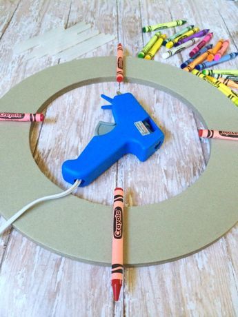 This Back to School Crayon Wreath makes for a perfect Teacher Appreciation Gift diy craft project! Door Decorations Teacher, Classroom Door Decorations, Crayon Wreath, School Wreaths, Teacher Wreaths, Appreciation Gifts Diy, Crayon Crafts, Teacher Appreciation Gifts Diy, Teacher Craft