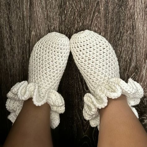 Step by step pattern for my crochet sock ruffle footies which are also available for purchase in my shop :) Comes with written & visual step by step, enjoy! Using size 5.5mm HOOK Crochet Sock, Ruffled Socks, Crochet Ruffle, Crochet Business, Crochet Clothing And Accessories, Crochet Socks, Crochet Fashion Patterns, Fun Crochet Projects, Crochet Diy