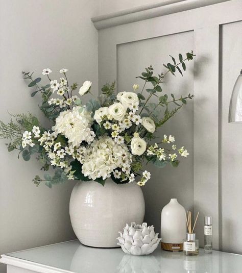 Flower Vase Arrangements, Interior Design Elements, Flower Arrangements Simple, Summer Bouquet, Counter Decor, White Vase, Vase Arrangements, Deco Floral, Home Decor Ideas Living Room