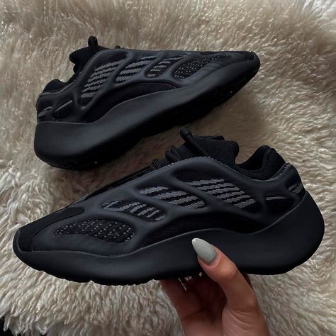 Pretty Sneakers, Pretty Shoes Sneakers, Expensive Shoes, Kicks Shoes, New Babies, Shoes Outfit Fashion, Yeezy 700, Fresh Shoes, Cute Sneakers