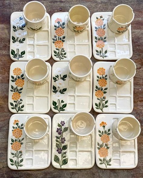 Paint Tray Palette, Watercolor Pallete Ceramic, Cute Paint Palette, Paint Pallet Ideas, Ceramics Paint Pallet, Clay Paint Pallet Ideas, Paint Palette Ceramic, Pottery Paint Palette, Paint Palette Clay